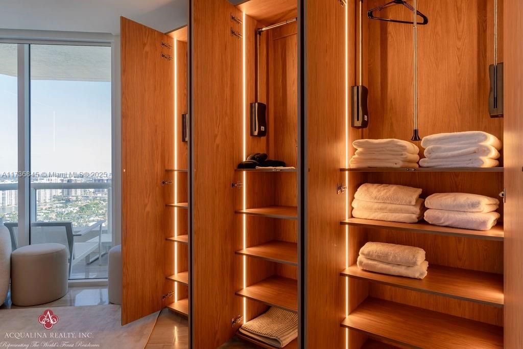 Recently Sold: $5,300,000 (4 beds, 4 baths, 2736 Square Feet)