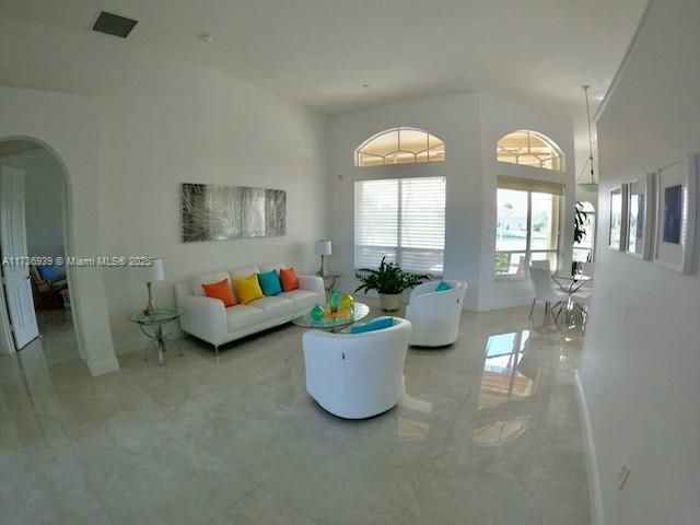 Недавно арендовано: $6,000 (4 спален, 3 ванн, 2830 Квадратных фут)