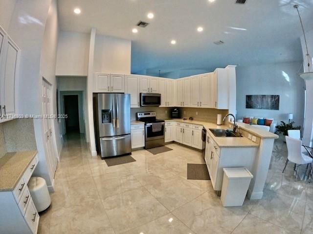 Недавно арендовано: $6,000 (4 спален, 3 ванн, 2830 Квадратных фут)