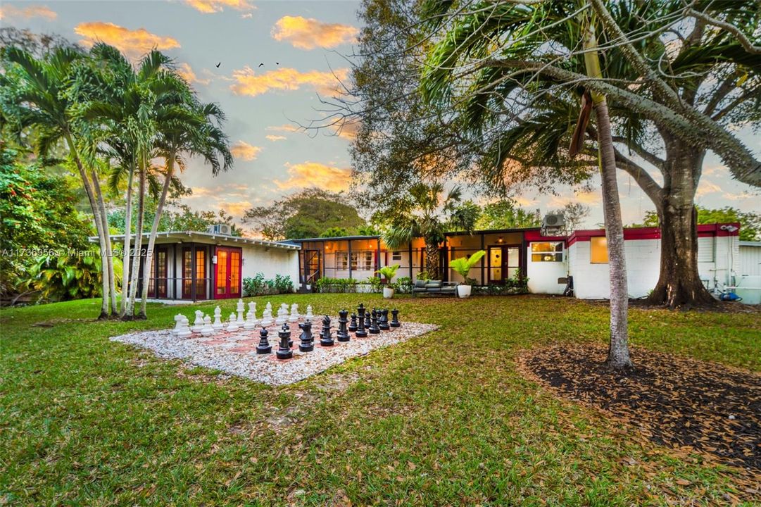 Под контрактом: $1,800,000 (7 спален, 7 ванн, 2583 Квадратных фут)