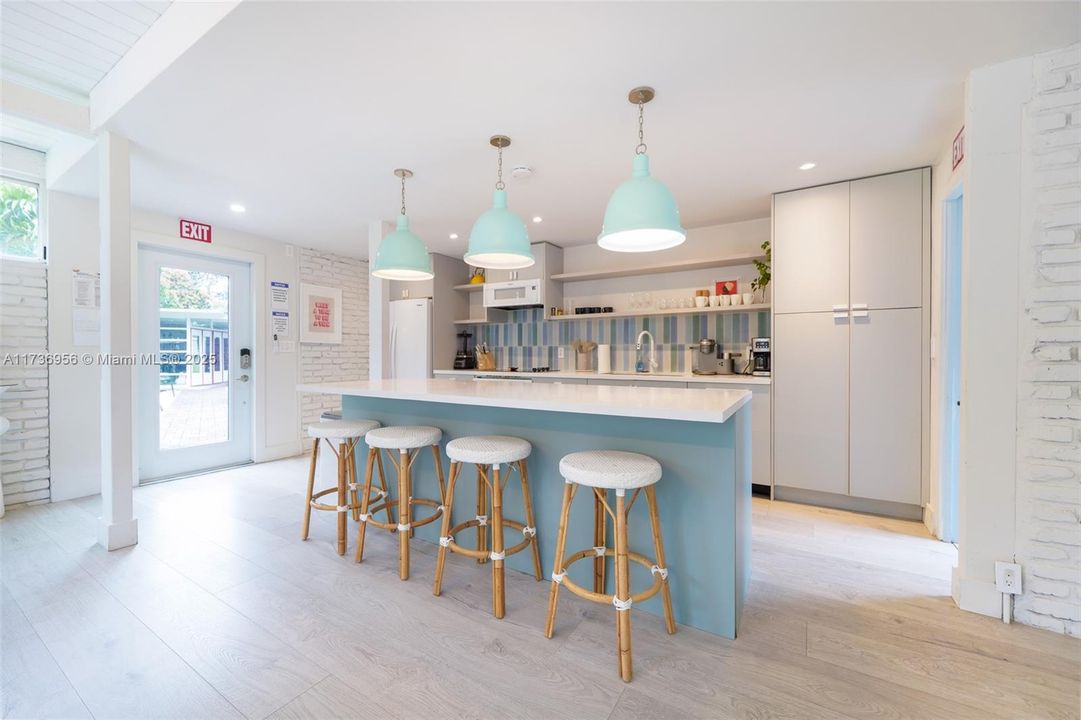 Под контрактом: $1,800,000 (7 спален, 7 ванн, 2583 Квадратных фут)