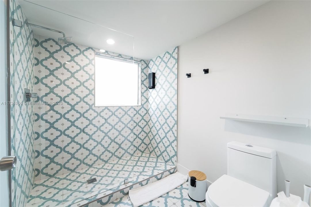 Под контрактом: $1,800,000 (7 спален, 7 ванн, 2583 Квадратных фут)