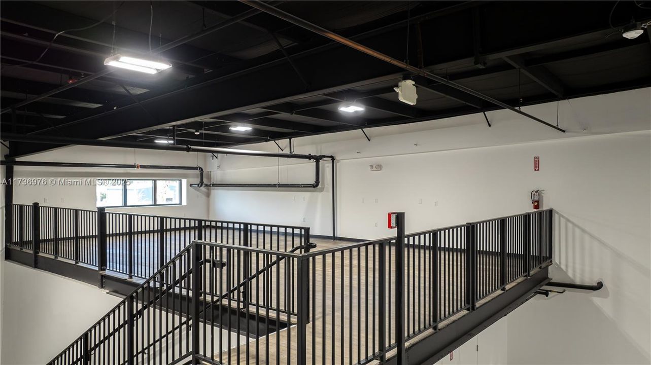 最近售出: $2,421,790 (0 贝兹, 0 浴室, 0 平方英尺)