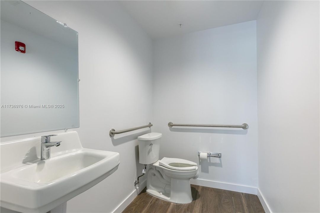 最近售出: $2,421,790 (0 贝兹, 0 浴室, 0 平方英尺)