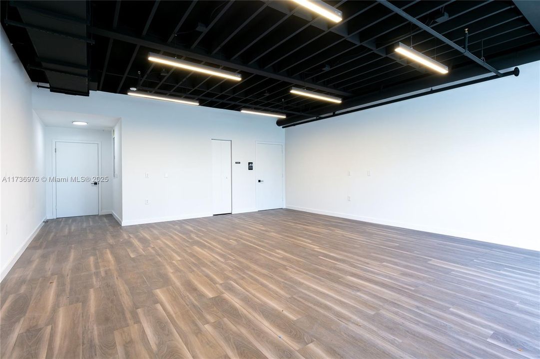 最近售出: $2,421,790 (0 贝兹, 0 浴室, 0 平方英尺)