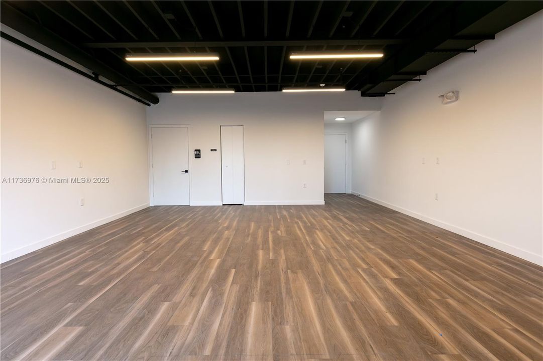 最近售出: $2,421,790 (0 贝兹, 0 浴室, 0 平方英尺)