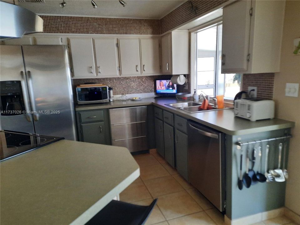 Под контрактом: $198,000 (2 спален, 2 ванн, 1152 Квадратных фут)