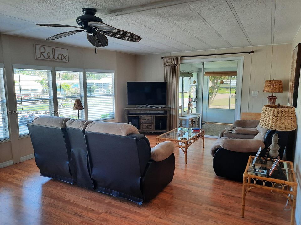 Под контрактом: $198,000 (2 спален, 2 ванн, 1152 Квадратных фут)