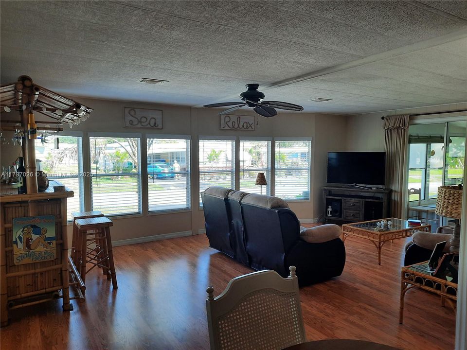 Под контрактом: $198,000 (2 спален, 2 ванн, 1152 Квадратных фут)