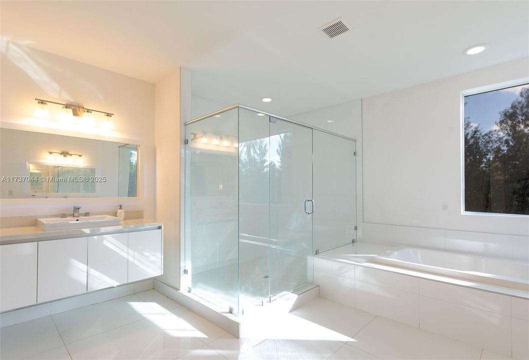 Activo con contrato: $2,200,000 (6 camas, 7 baños, 4874 Pies cuadrados)