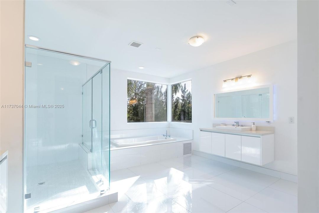 Activo con contrato: $2,200,000 (6 camas, 7 baños, 4874 Pies cuadrados)