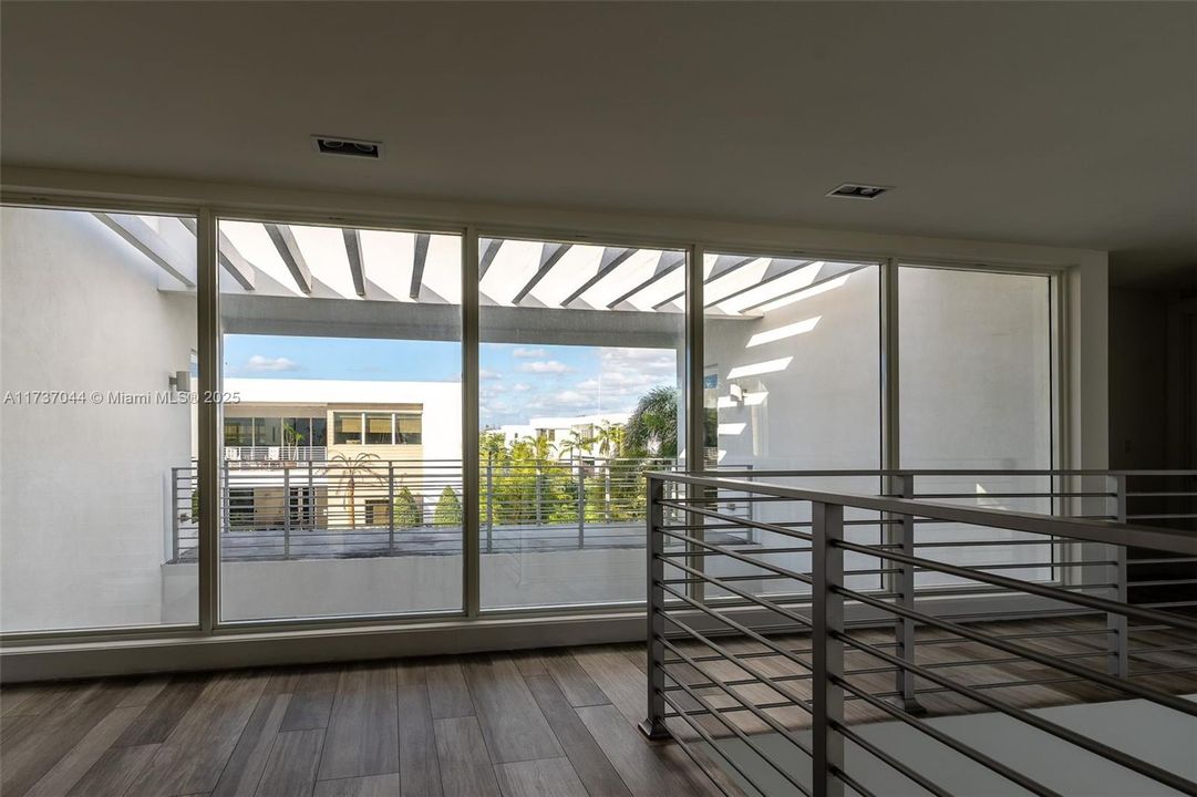 Activo con contrato: $2,200,000 (6 camas, 7 baños, 4874 Pies cuadrados)