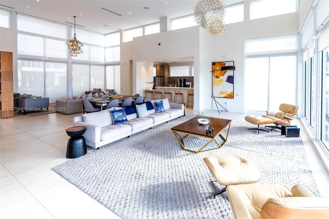 Activo con contrato: $2,200,000 (6 camas, 7 baños, 4874 Pies cuadrados)