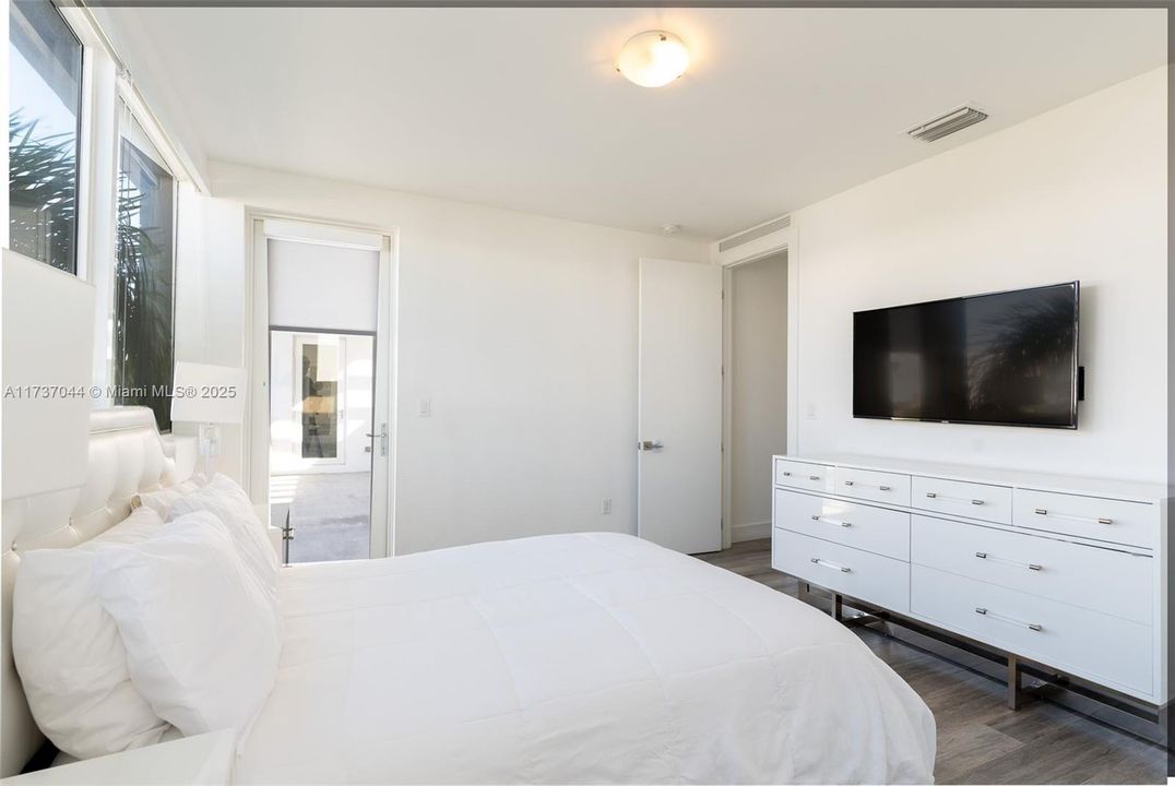 Activo con contrato: $2,200,000 (6 camas, 7 baños, 4874 Pies cuadrados)