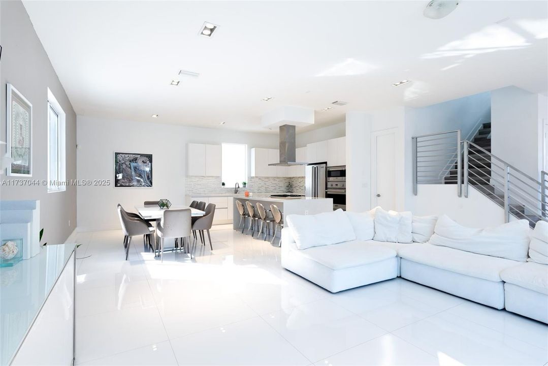 Activo con contrato: $2,200,000 (6 camas, 7 baños, 4874 Pies cuadrados)