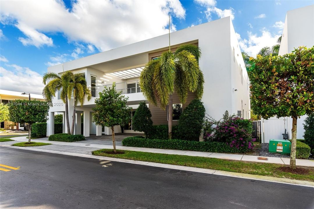 Activo con contrato: $2,200,000 (6 camas, 7 baños, 4874 Pies cuadrados)