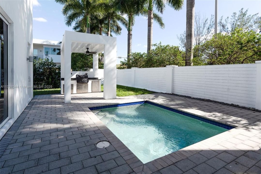 Activo con contrato: $2,200,000 (6 camas, 7 baños, 4874 Pies cuadrados)