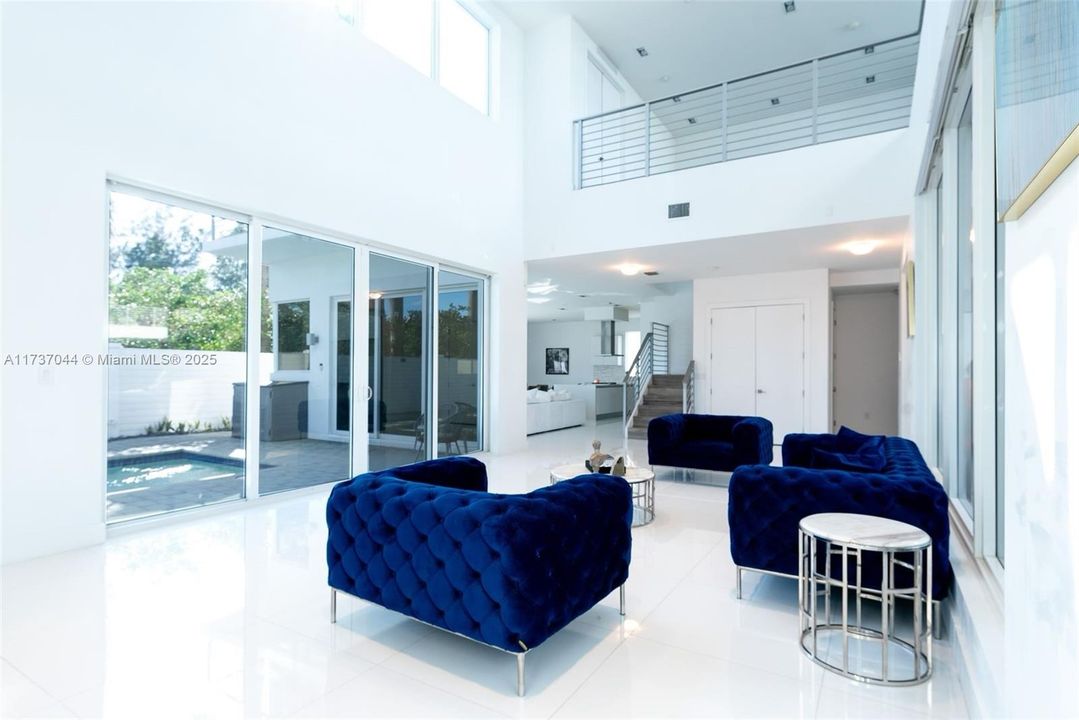 Activo con contrato: $2,200,000 (6 camas, 7 baños, 4874 Pies cuadrados)