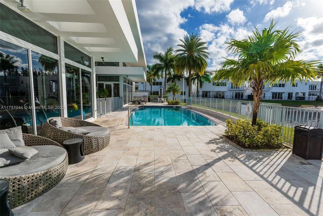 Activo con contrato: $2,200,000 (6 camas, 7 baños, 4874 Pies cuadrados)