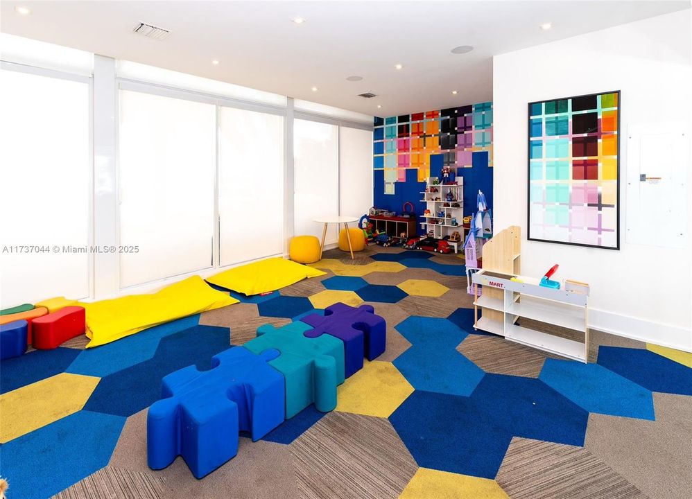 Activo con contrato: $2,200,000 (6 camas, 7 baños, 4874 Pies cuadrados)