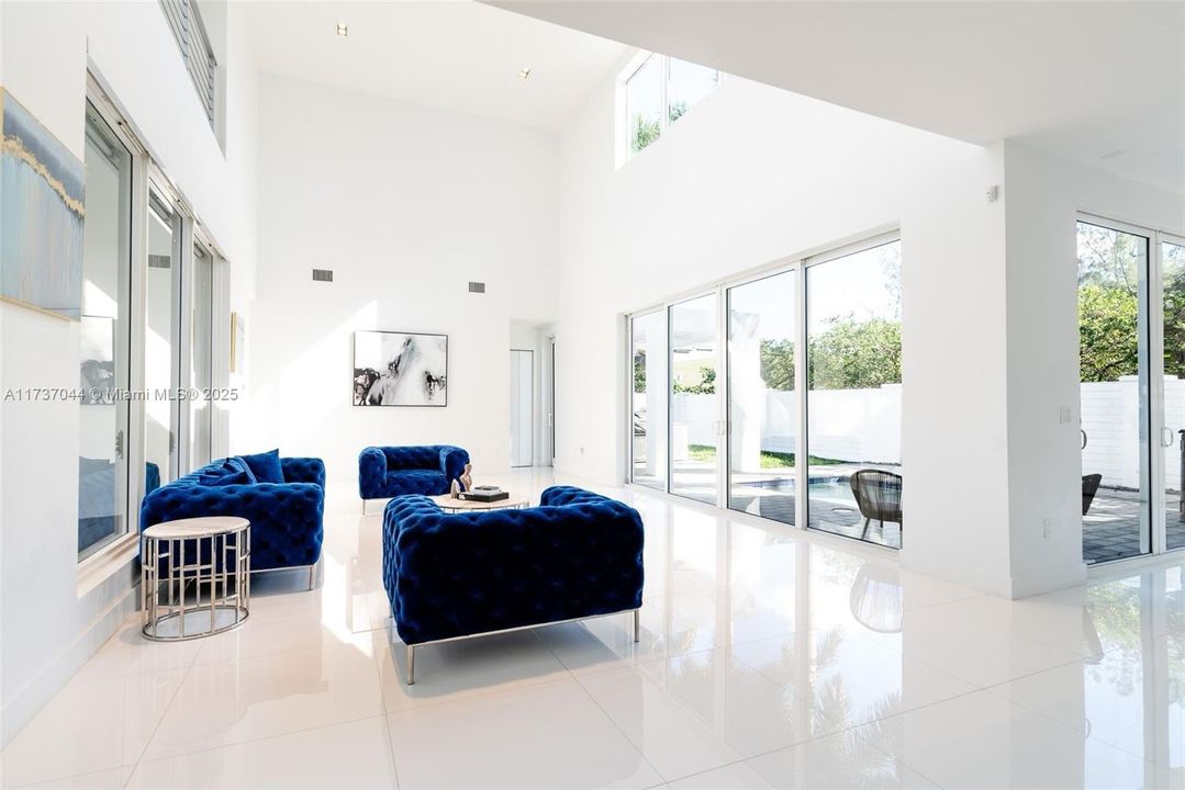 Activo con contrato: $2,200,000 (6 camas, 7 baños, 4874 Pies cuadrados)