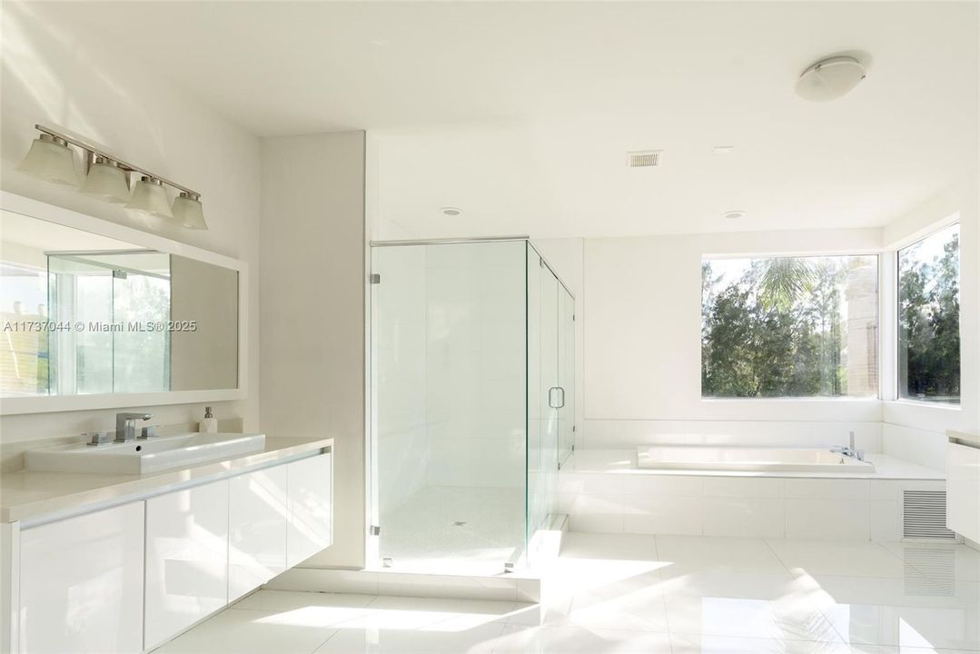 Activo con contrato: $2,200,000 (6 camas, 7 baños, 4874 Pies cuadrados)