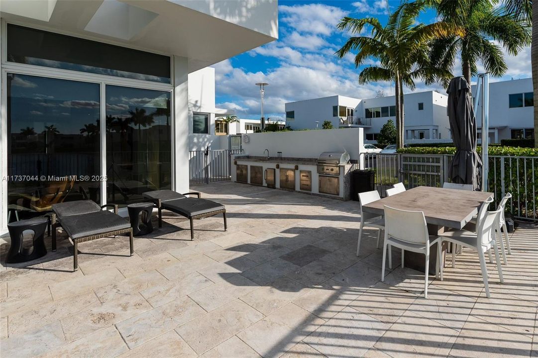 Activo con contrato: $2,200,000 (6 camas, 7 baños, 4874 Pies cuadrados)