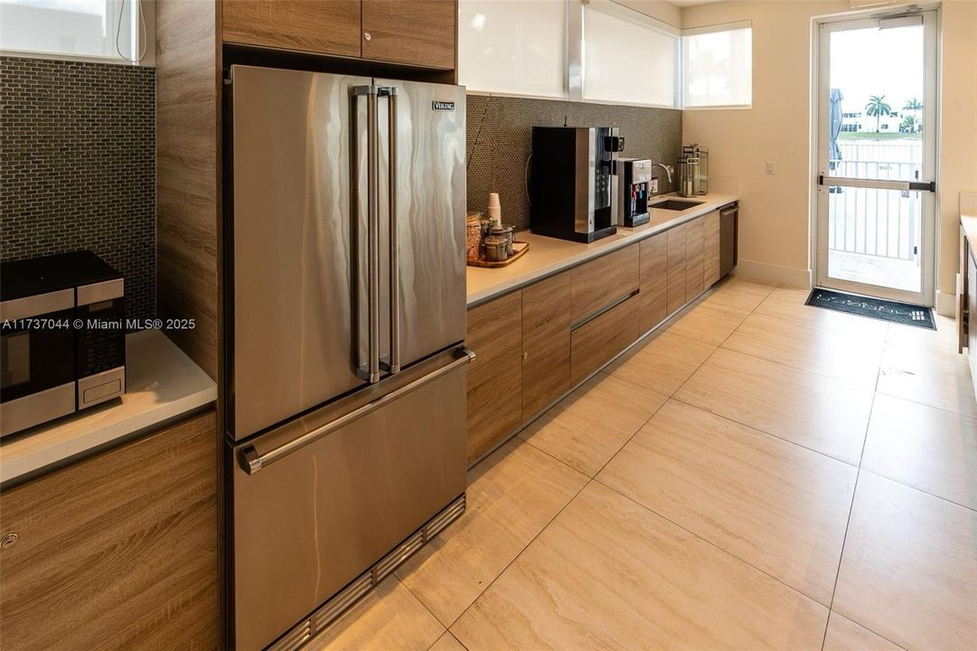 Activo con contrato: $2,200,000 (6 camas, 7 baños, 4874 Pies cuadrados)