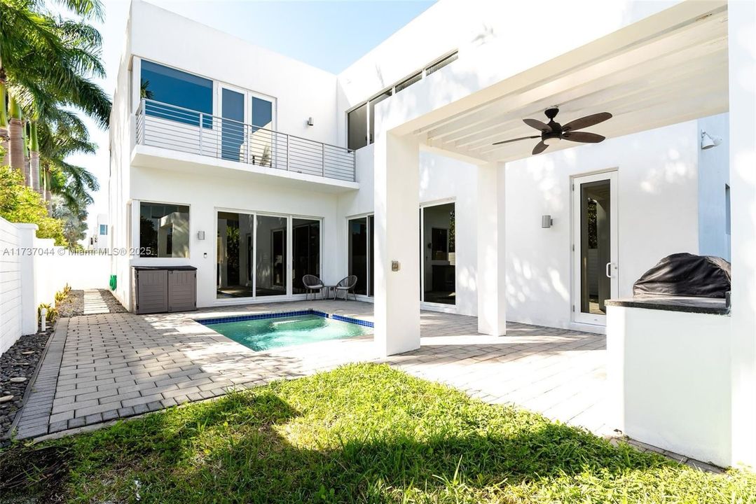 Activo con contrato: $2,200,000 (6 camas, 7 baños, 4874 Pies cuadrados)