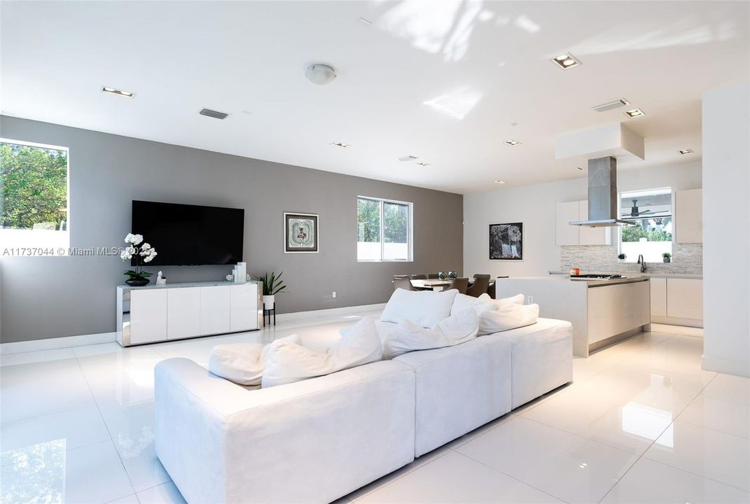 Activo con contrato: $2,200,000 (6 camas, 7 baños, 4874 Pies cuadrados)