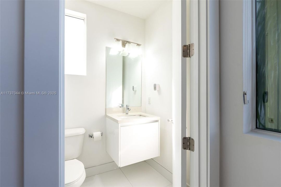 Activo con contrato: $2,200,000 (6 camas, 7 baños, 4874 Pies cuadrados)