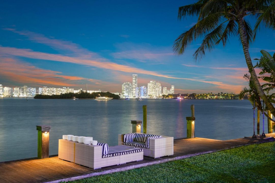 Vendido Recientemente: $23,000,000 (5 camas, 4 baños, 4279 Pies cuadrados)