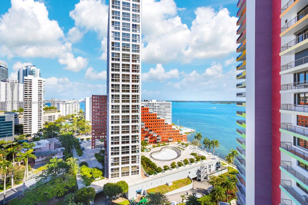 Active With Contract: $449,000 (1 beds, 1 baths, 717 Square Feet)