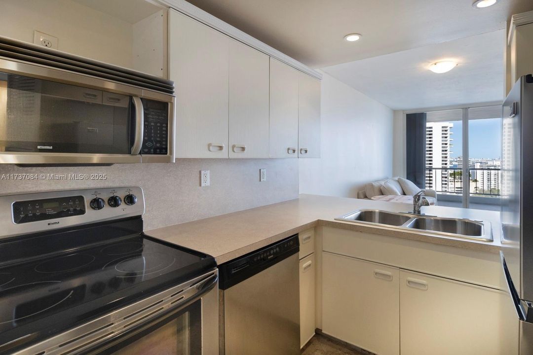 Active With Contract: $449,000 (1 beds, 1 baths, 717 Square Feet)