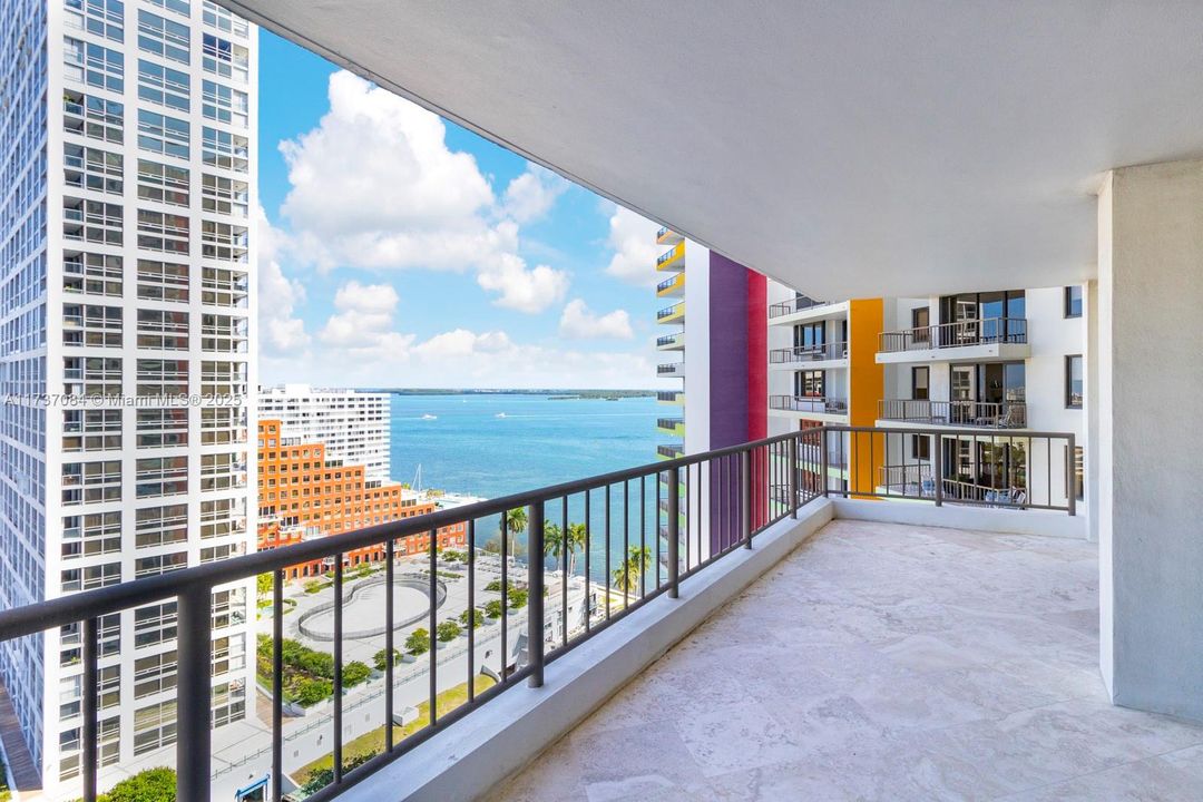 Active With Contract: $449,000 (1 beds, 1 baths, 717 Square Feet)