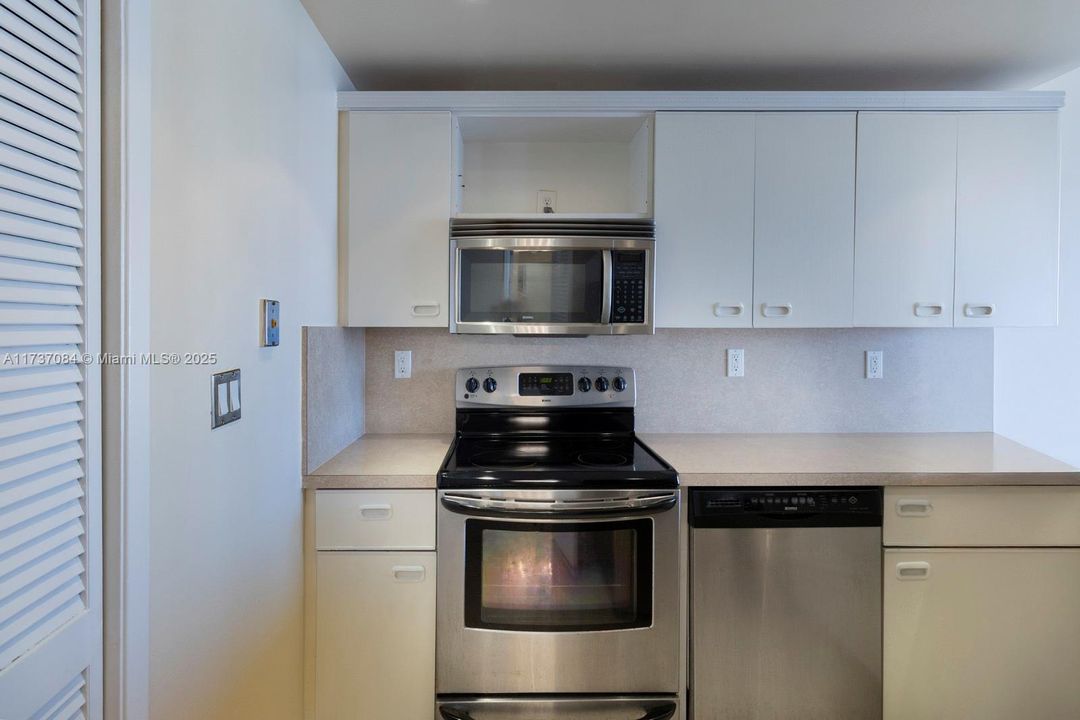 Active With Contract: $449,000 (1 beds, 1 baths, 717 Square Feet)