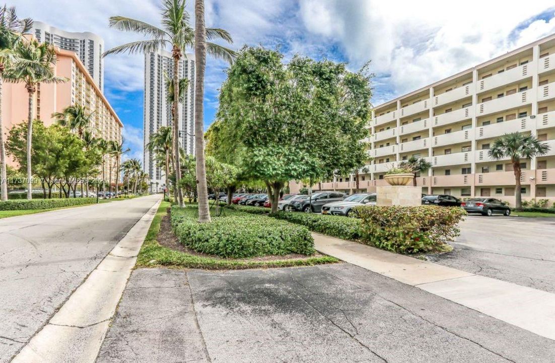 For Rent: $2,300 (1 beds, 1 baths, 639 Square Feet)