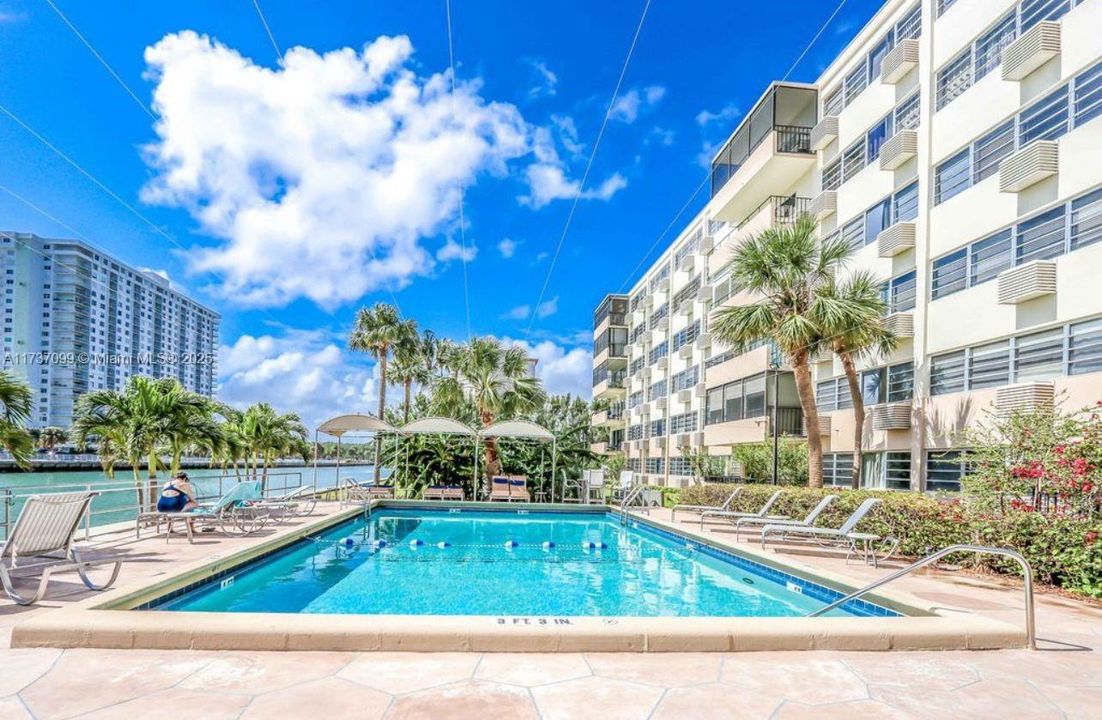 For Rent: $2,300 (1 beds, 1 baths, 639 Square Feet)