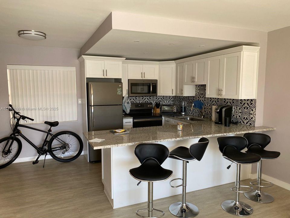 For Rent: $2,300 (1 beds, 1 baths, 639 Square Feet)