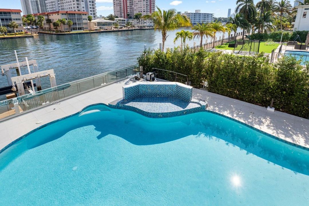 Recently Sold: $7,999,999 (6 beds, 6 baths, 6631 Square Feet)