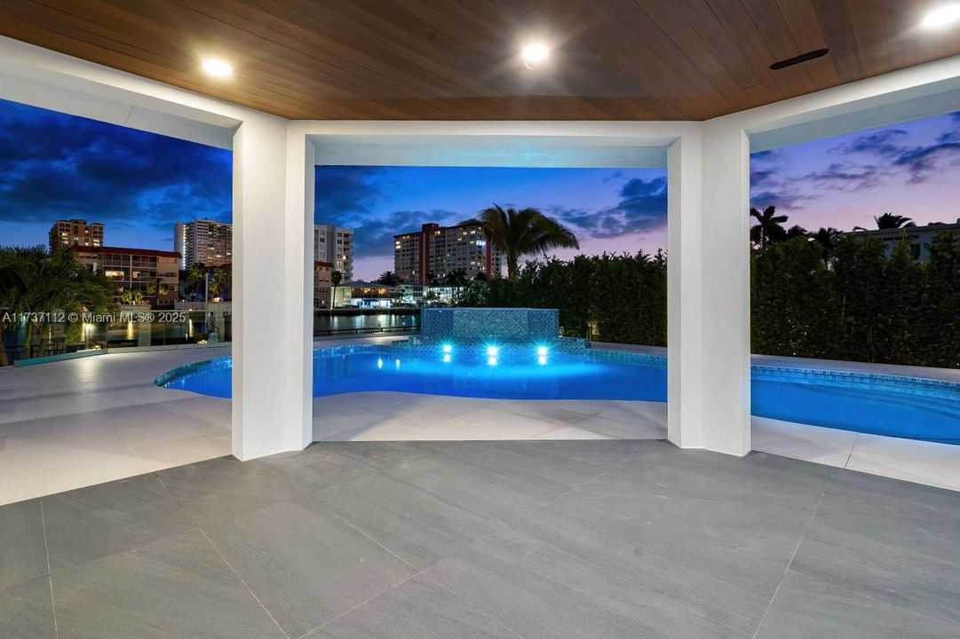 Recently Sold: $7,999,999 (6 beds, 6 baths, 6631 Square Feet)