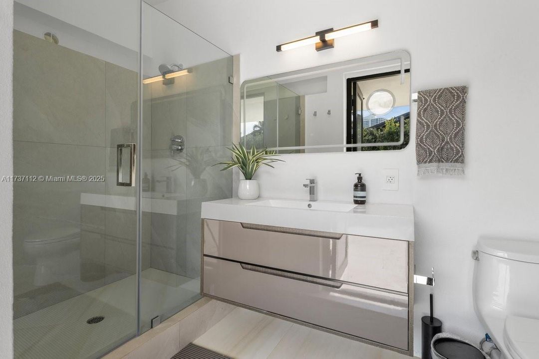 Recently Sold: $7,999,999 (6 beds, 6 baths, 6631 Square Feet)