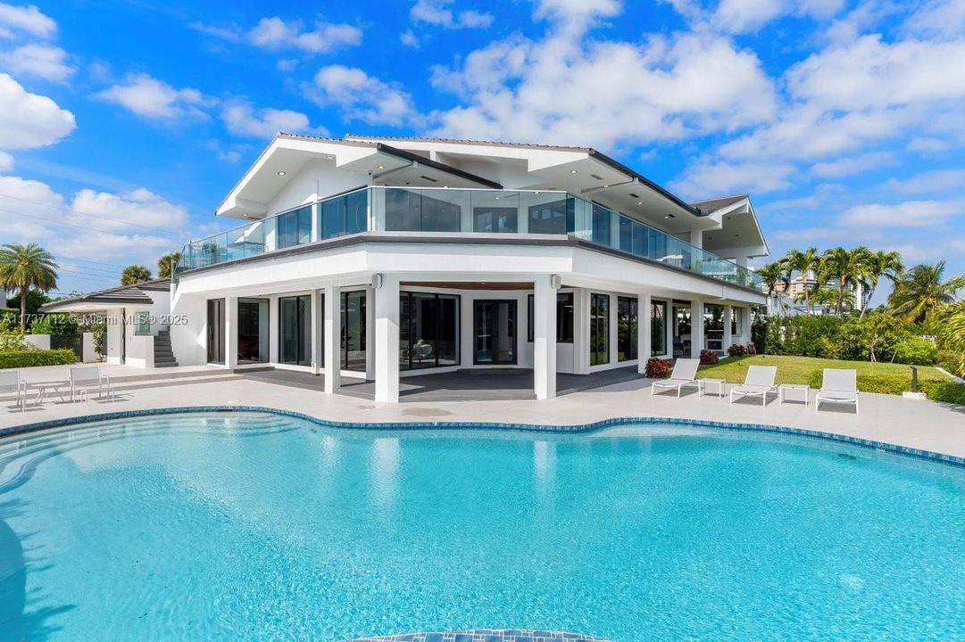 Recently Sold: $7,999,999 (6 beds, 6 baths, 6631 Square Feet)