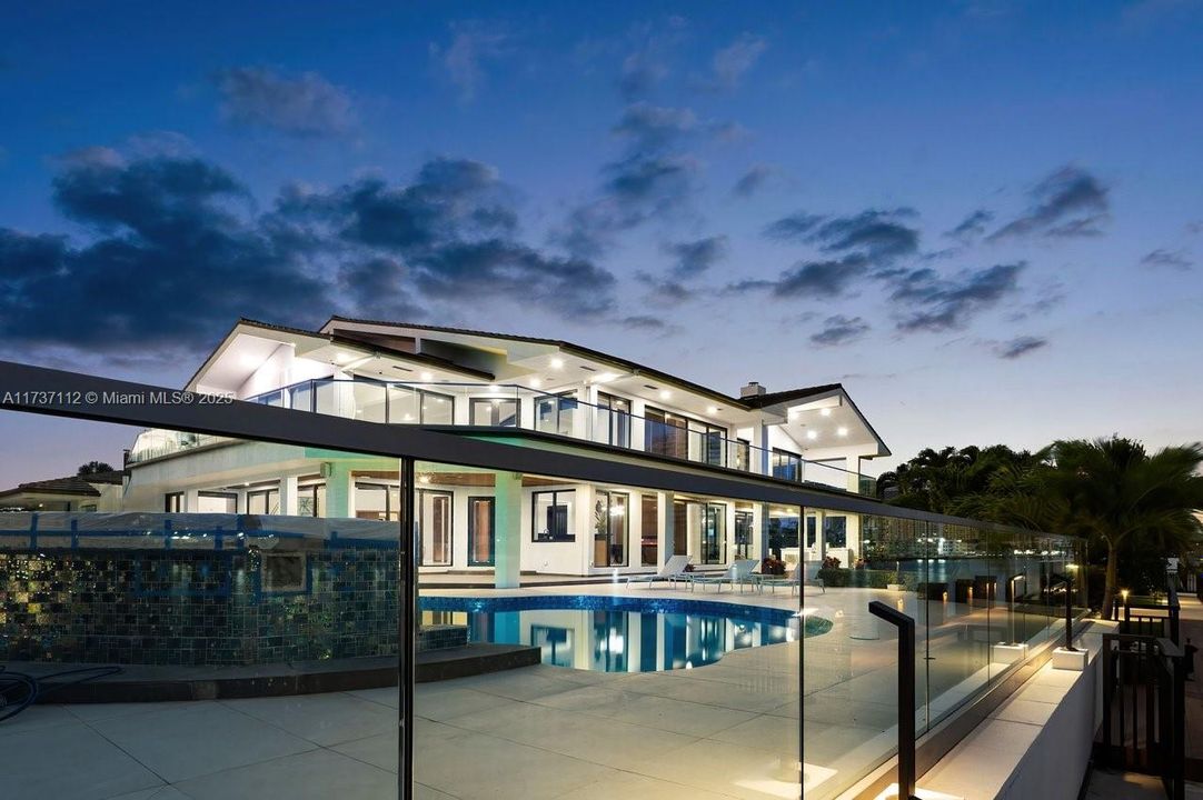 Recently Sold: $7,999,999 (6 beds, 6 baths, 6631 Square Feet)