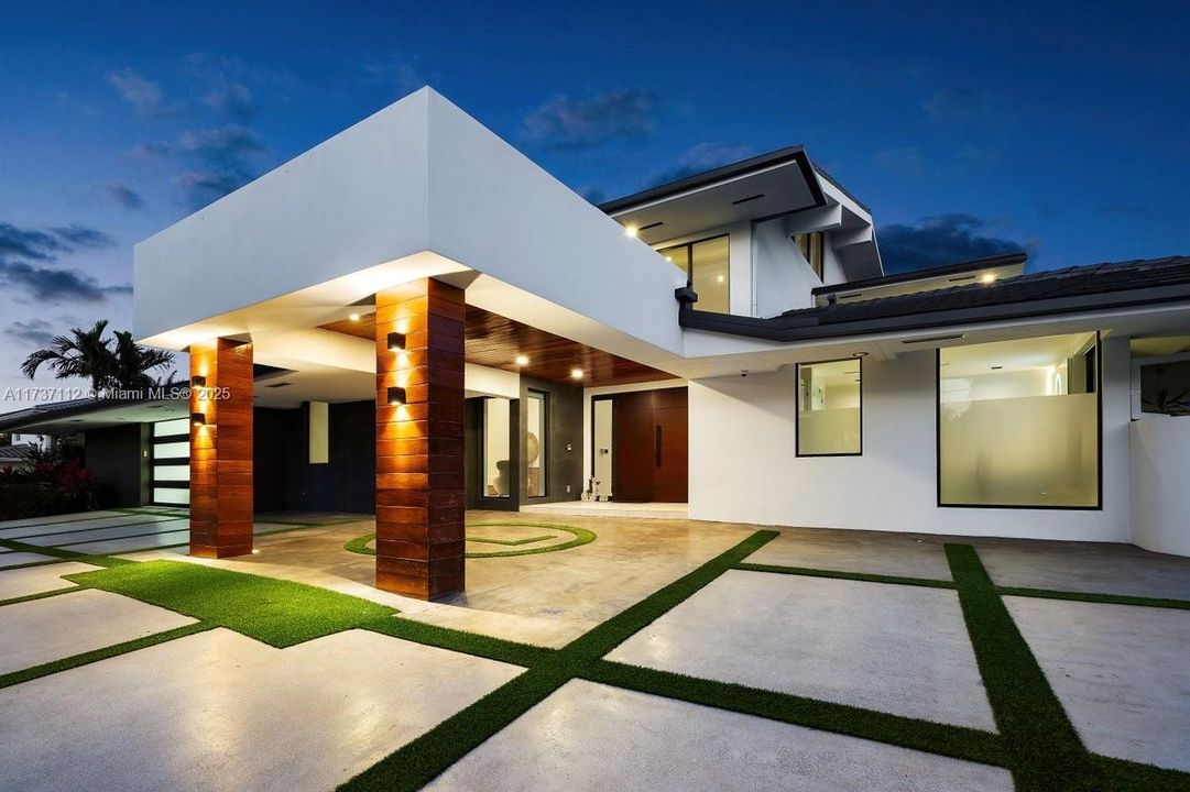 Recently Sold: $7,999,999 (6 beds, 6 baths, 6631 Square Feet)