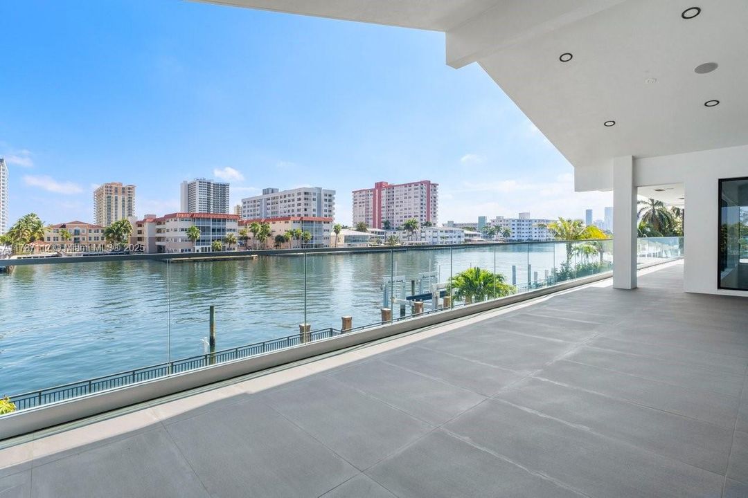 Recently Sold: $7,999,999 (6 beds, 6 baths, 6631 Square Feet)