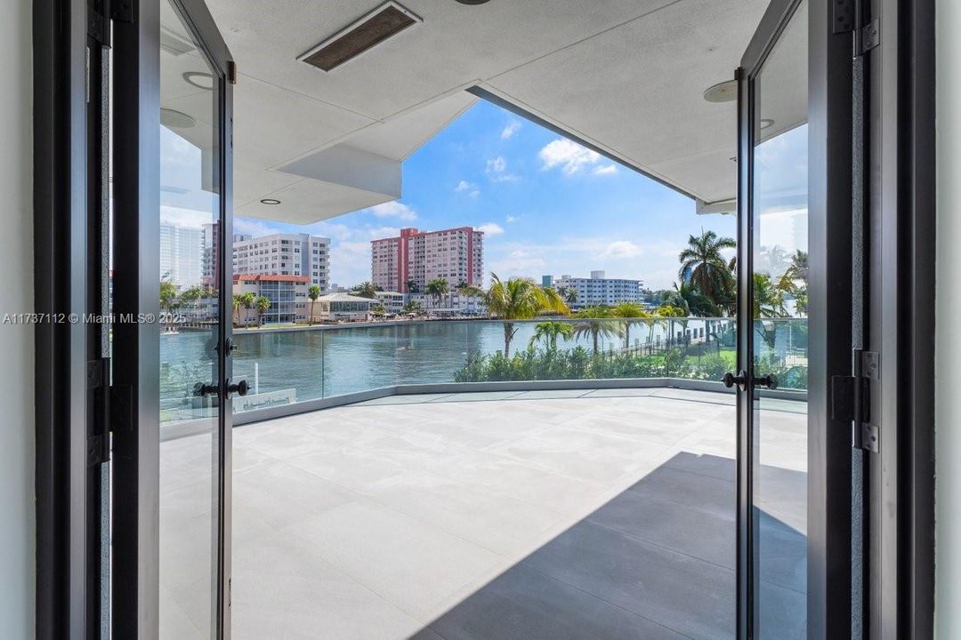 Recently Sold: $7,999,999 (6 beds, 6 baths, 6631 Square Feet)