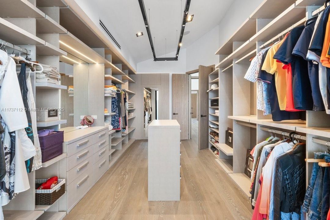 Recently Sold: $7,999,999 (6 beds, 6 baths, 6631 Square Feet)