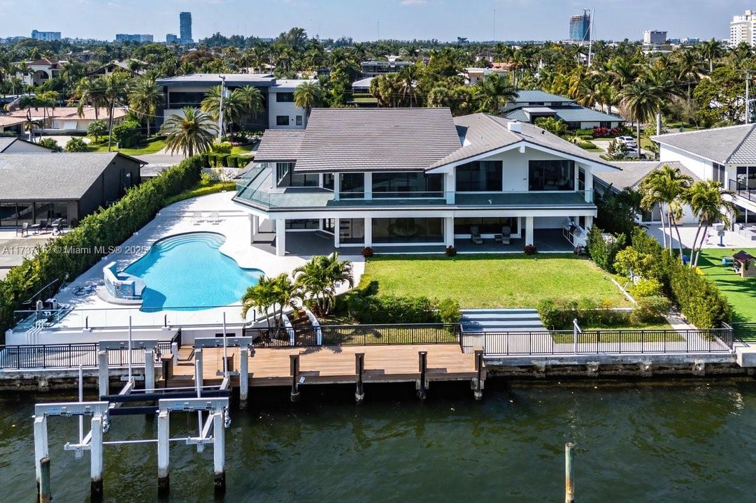 Recently Sold: $7,999,999 (6 beds, 6 baths, 6631 Square Feet)