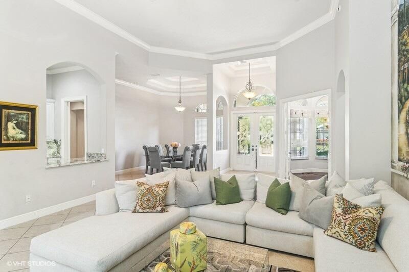 15_8825BallyBunionRd_93001_LivingRoomDin